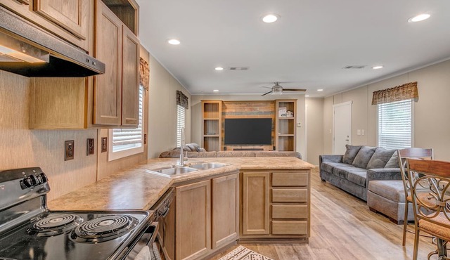 Conveniently located comfy cabin in the lake front community of Westwood
