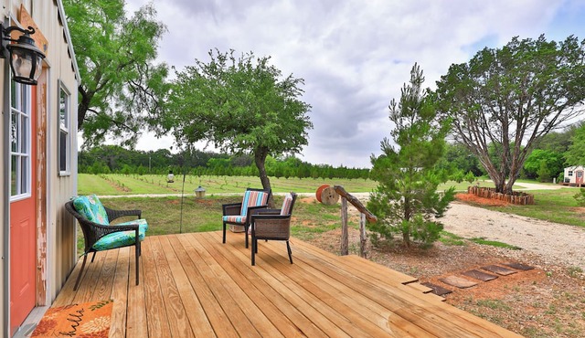 Secluded cabin, "The Lady" on Christmas tree farm, near Perini Ranch Steakhouse!
