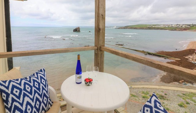 11 THURLESTONE ROCK, pet friendly, with pool in Hope Cove