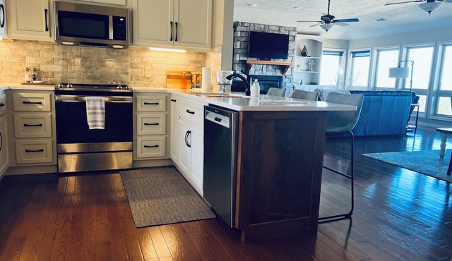 Scenic Vista Pointe - Family-sized home close to attractions/events yet peaceful