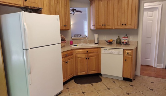 A Tranquil Retreat, sleeps 8 with King bed, minutes to downtown Chattanooga