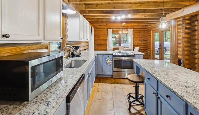 Charming dog-friendly cabin w/ amazing lake views near Savannah