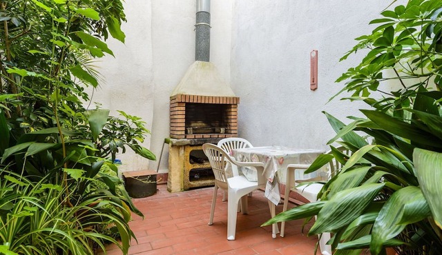 Stunning private villa for 17 guests with hot tub, WIFI, TV, terrace and pets allowed