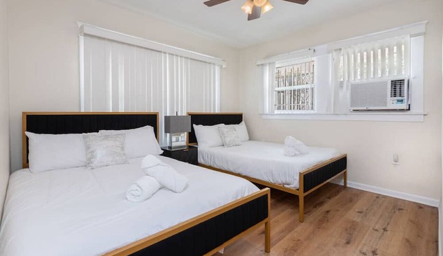 Spacious 1 Bedroom in LA Sleeps 4