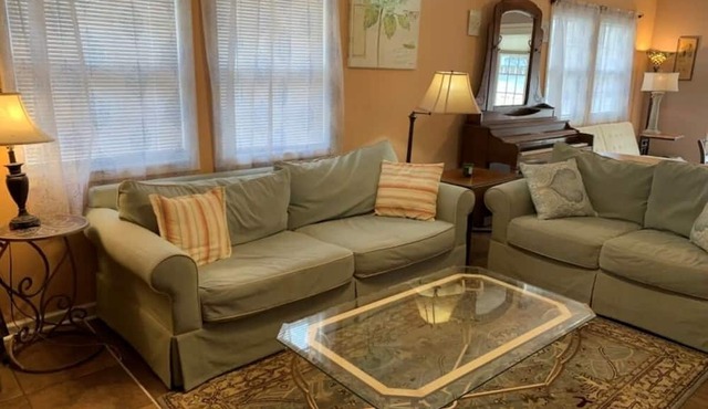 Admirals Cottage - Quiet Clean Cozy Pet Friendly w large fenced yard