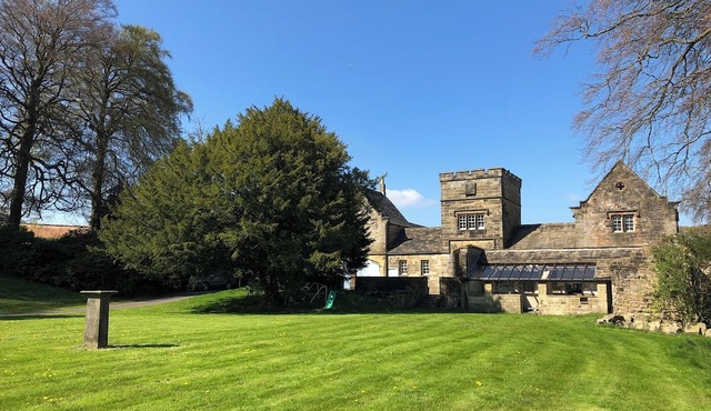 THE SHEPHERD'S HUT, romantic, with a garden in Stocksbridge