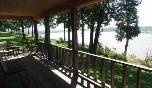 Cozy Two Bedroom Bungalow w/ Full Kitchen on the Ohio River