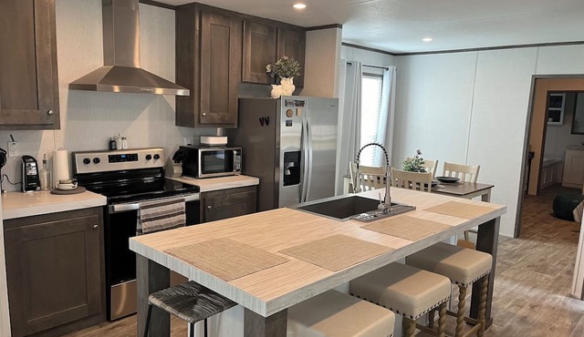 Cozy, Peaceful New 3/2 Motor Home Gated Near Expwy.