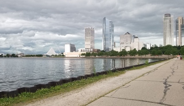 Spacious 4BR near Downtown w/Parking & Balcony