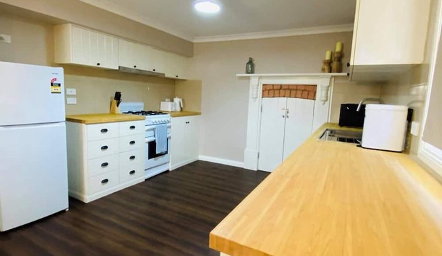 Kennedy's Kottage (Walk to Bendigo Stadium)