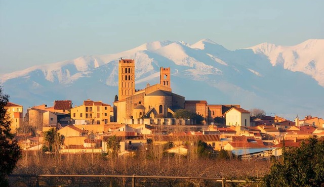 QUIET SPACIOUS ARCHITECT'S HOUSE - SWIMMING POOL / GAMES - NEAR SEA AND SPAIN