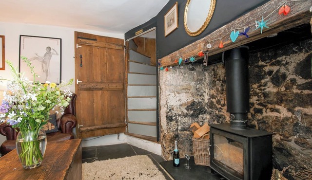 BLUEBELL COTTAGE, pet friendly, with open fire in Chagford