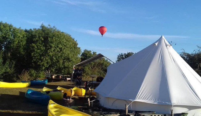 Holiday Home 'Charmant Bungalow Atypique Avec Spa' with Private Terrace and Wi-Fi