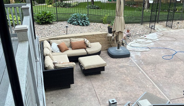 Spacious Family home w/underground pool. 20 minutes from downtown Omaha.