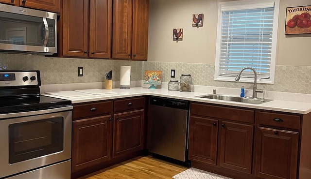 Quaint Farmhouse Charm 3 Miles from Murray, KY