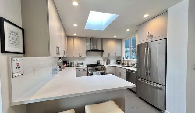 Modern 3 bedroom 2 bath on Private flat on 2nd floor. Heart of the Sunset!