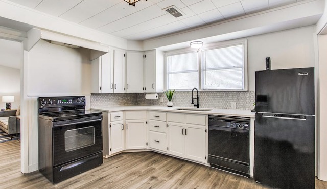 Retreat On The Hill w/1 King Bed and 2 Queen Beds