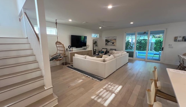 Luxury house 1 block from Ocean - 1 month required