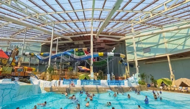 Luxurious home w/in home theater, entertainment & hot tub