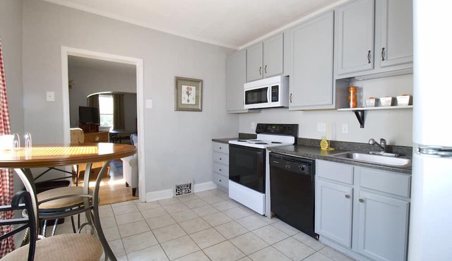Charming Urban Cozy Retreat with a fireplace and backyard garden. Pet/Friendly!