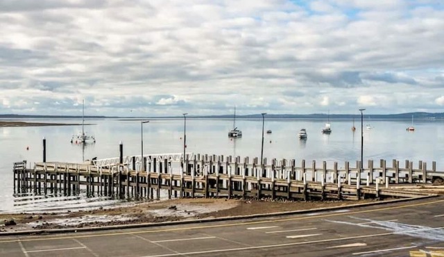 The Tenby Cottage with Bay Views, Backing onto Scenic Paddock, Cozy Retreat