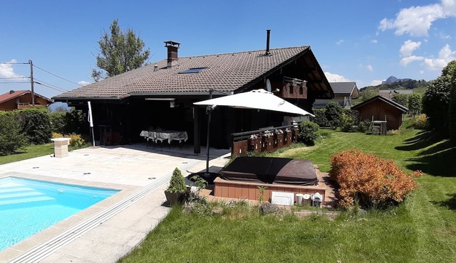 Chalet Familial Avec Piscine au Cœur de la Haute Savoie