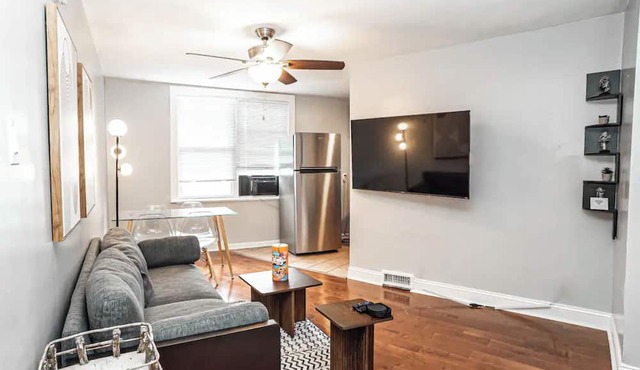7 Minutes from Center City Philadelphia! Entire Two Bedroom Apartment!