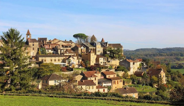 Apartment 'Jolie Roulotte Bohème Et Zen Dans Le Périgord Noir' with Shared Pool and Wi-Fi