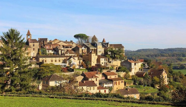 Holiday Home 'Le Chalet Kozy À L'ombre Des Arbres' with Shared Pool, Terrace and Wi-Fi