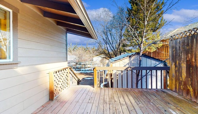 Beautiful home near downtown Bend with wood stove, grill, deck, streaming