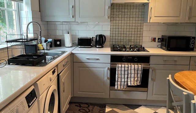 Exclusive 3 Bed House, free parking, Wi-Fi 5 mins from Lakeside Shopping Centre