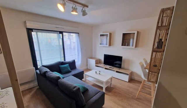 Modern apartment - free, private and secure parking