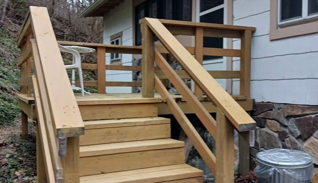 Pet friendly cozy cottage surrounded by nature. Minutes to Roanoke.