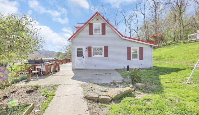 Cozy County Cottage Conveniently located in Laurelville Ohio.