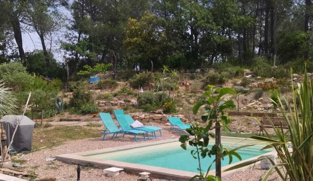 Joli Studio Avec Piscine Plein de Charme en Provence Verte !