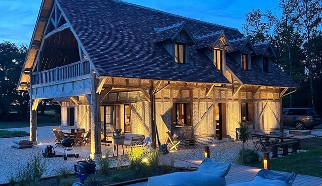 Superbe Propriété, 10 Couchages, 6 Chambres, Piscine, vue sur Étang