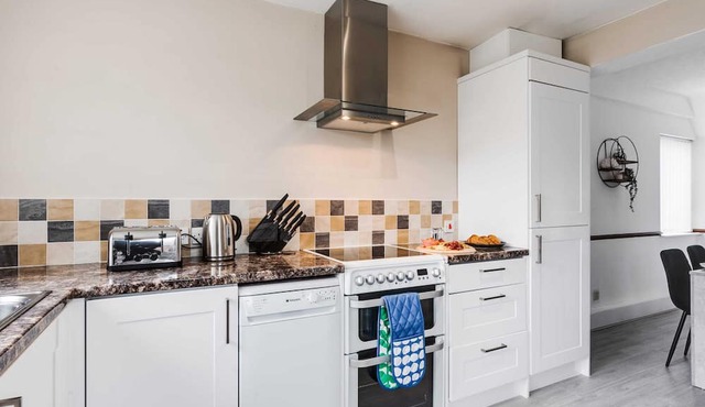 Serenity - 3 bedrooms, FREE WiFi & Parking