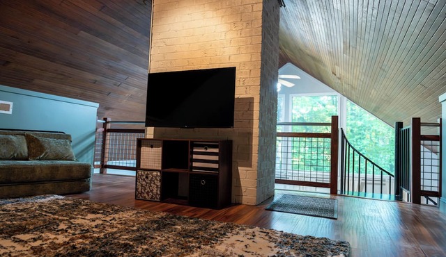 Clean and cozy cabin near Uptown! Sleeps up to 12
