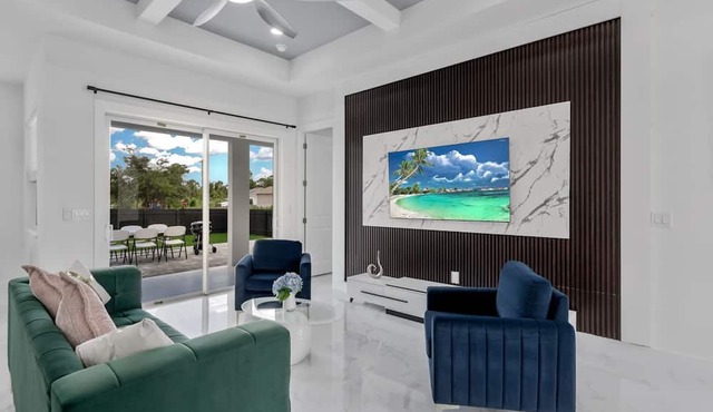 New Built Modern Vacation Home With Fully Fences