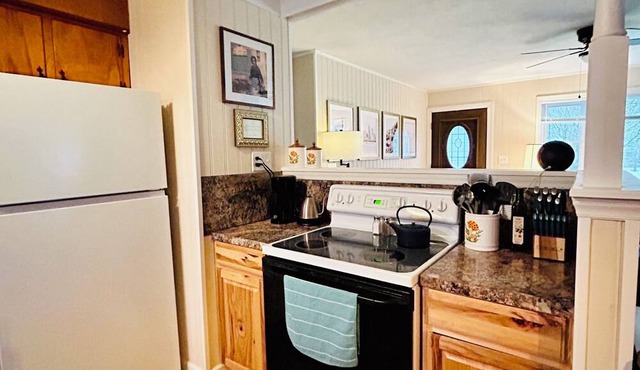 Sunshine Cottage ~ River Access ~ 10 min from Blue Ridge Parkway ~ Pet Friendly