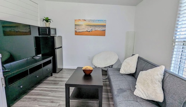 WOW Modern & Cozy unit!! w/Private Entrance!
