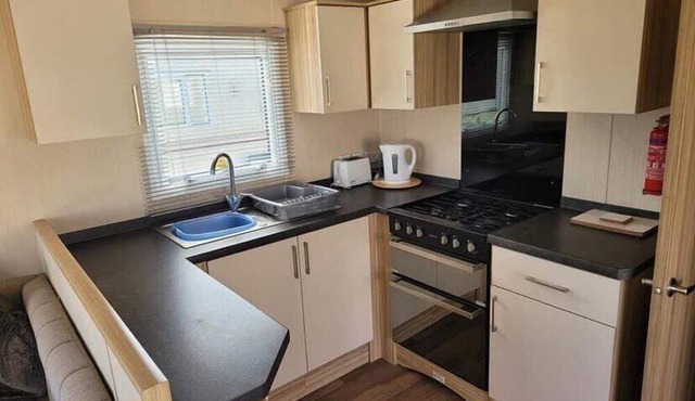 Budget 3-Bed Caravan in Tunstall, Hull