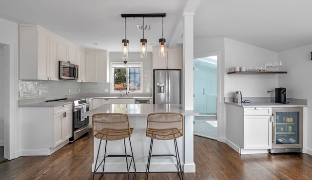 The Sunset - A cozy, seaside cottage in historic Marblehead MA