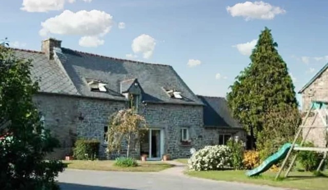 Homerez - Big house for 15 ppl. with terrace at Le Mené