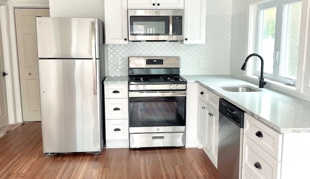 Beautifully renovated cottage less than a mile to the beach!