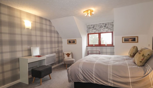 PURLIE LODGE APARTMENT, romantic, with a garden in Inverness