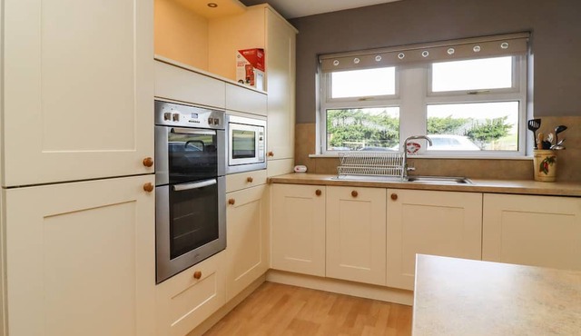 5 EMMOTT COURT, family friendly, with a garden in Laneshawbridge