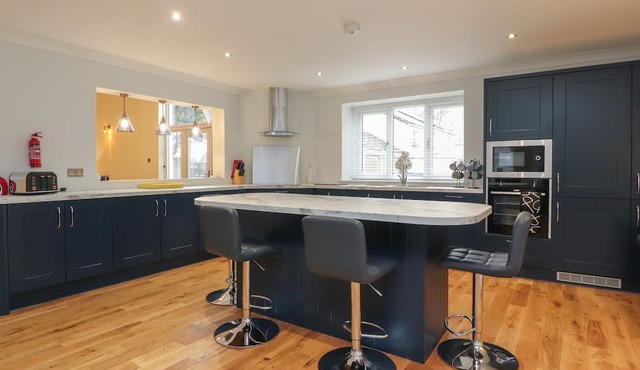 BARN CONVERSION, with hot tub in Stalmine