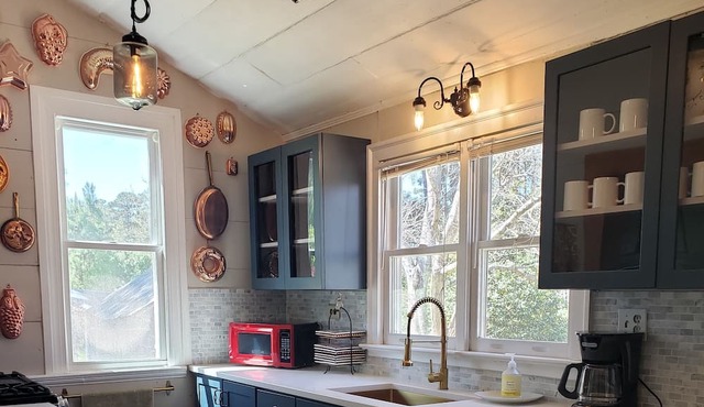 1840's remodeled cottage with private pool!