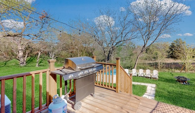 Hot tub, dog-friendly home with large yard, hot tub, grill, smart TV, W/D, & AC